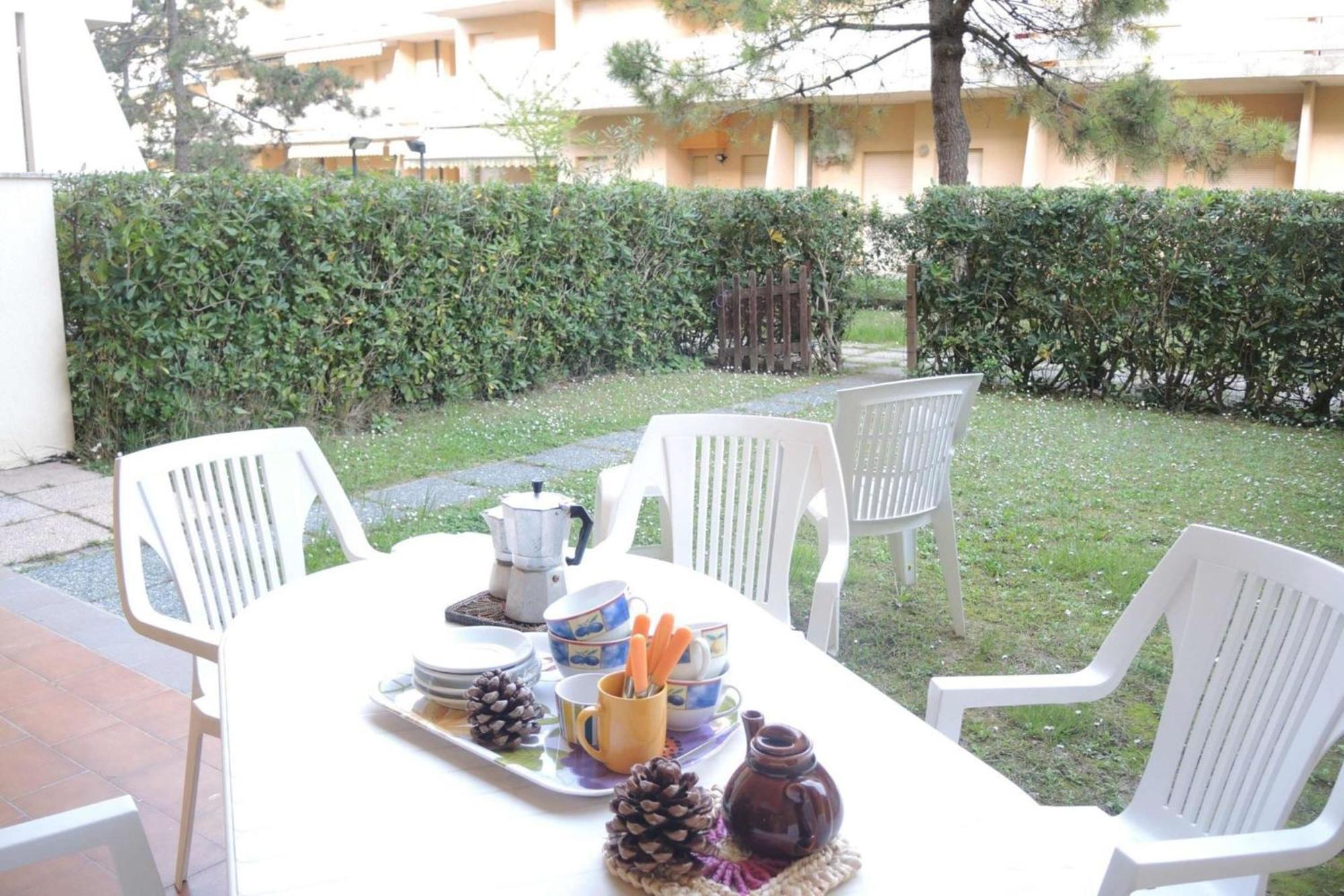 Apartment Three Flat With Garden Enciosed By Hedge Bibione